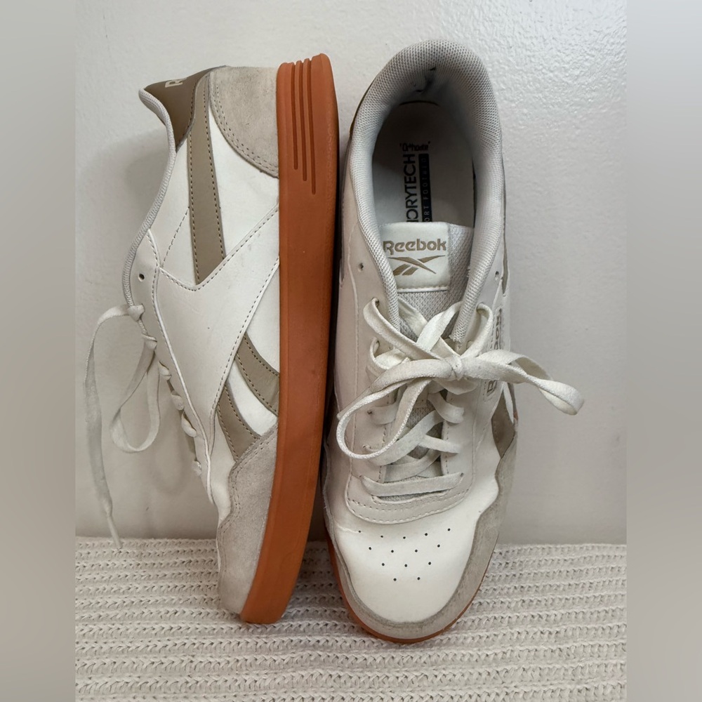 Reebok White and Taupe court advance unisex Sneakers in  size 9M/11W